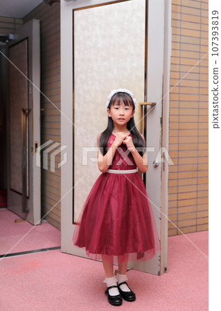 穿裙子的小學生女孩 穿裙子的小學生女孩 107393819