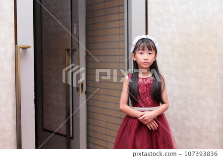 穿裙子的小學生女孩 穿裙子的小學生女孩 107393836