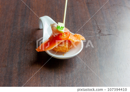 炸鮭魚壽司炸肉排串 炸鮭魚壽司炸肉排串 107394410