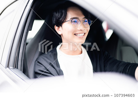 駕駛共享汽車的年輕人 107394603