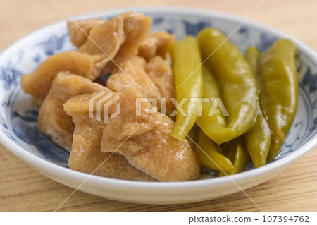 Boiled Manganji chili pepper and fried tofu 107394762