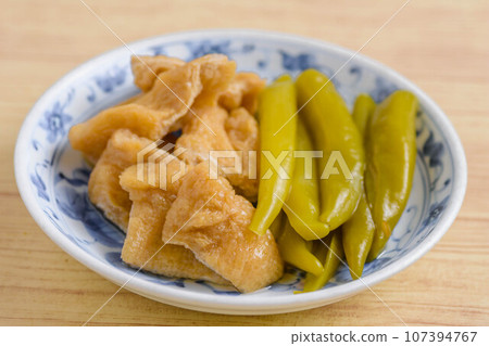 Boiled Manganji chili pepper and fried tofu 107394767