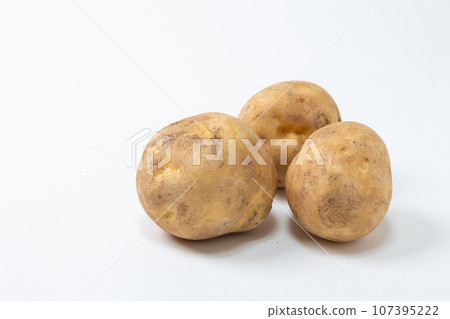 3個馬鈴薯「左空間」的素材影像 107395222