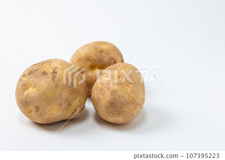 3個馬鈴薯「右空間」的素材影像 107395223