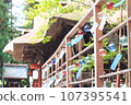 夏日神社和色彩繽紛的風鈴 107395541