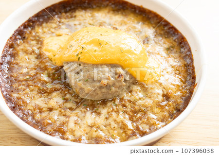 Delicious hamburger curry doria 107396038