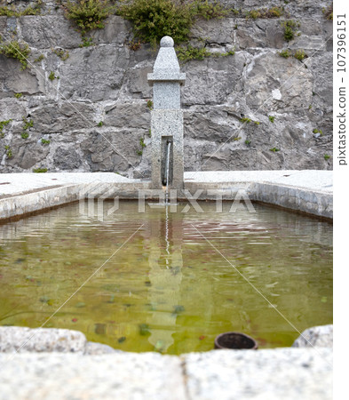 Simple fountain in the mountains of Italy 107396151