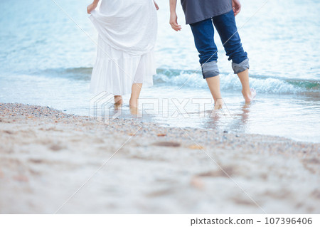 couple sea barefoot 107396406