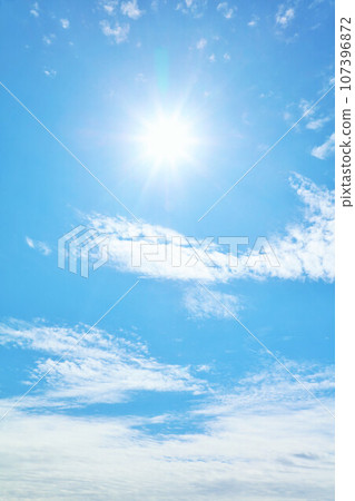 秋天藍天、雲彩和太陽 秋天藍天、雲彩和太陽 107396872