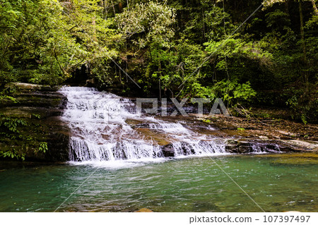 雄偉的瀑布 雄偉的瀑布 107397497