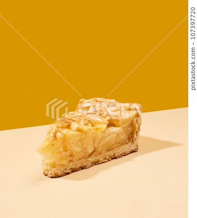 piece of apple cake 107397720