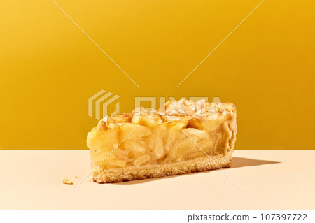 piece of apple cake 107397722