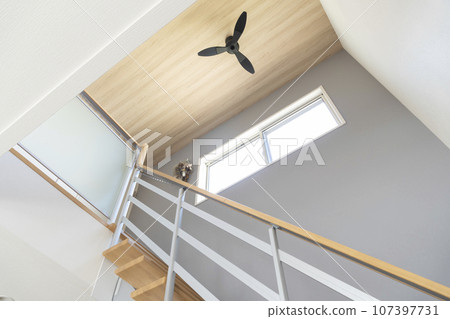 新建房屋的骨架樓梯和中庭 107397731