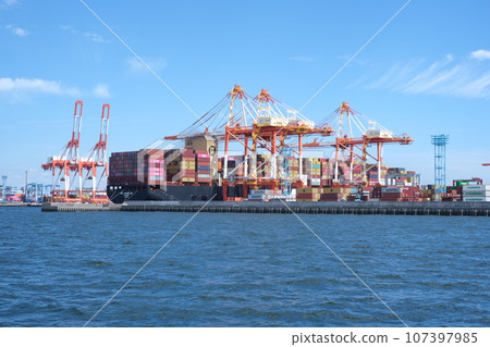 View of Yokohama container terminal 107397985