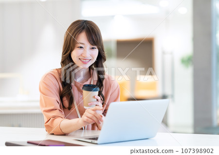 A female engineer working on a computer in the office Photography cooperation: WEEK Shiba Daimon (Sun Frontier Real Estate) A female engineer working on a computer in the office Photography cooperation: WEEK Shiba Daimon (Sun Frontier Real Estate) 107398902