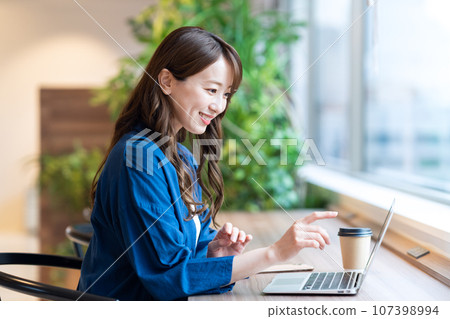 辦公室電腦前工作的女工程師攝影合作：WEEK Shiba Daimon（Sun Frontier Real Estate） 107398994