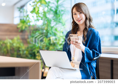 A female engineer working on a computer in the office Photography cooperation: WEEK Shiba Daimon (Sun Frontier Real Estate) 107399003