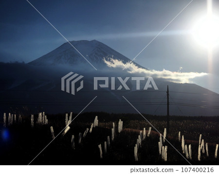 Mt. Fuji shining in light “Japanese style image” (Yamanashi) 107400216