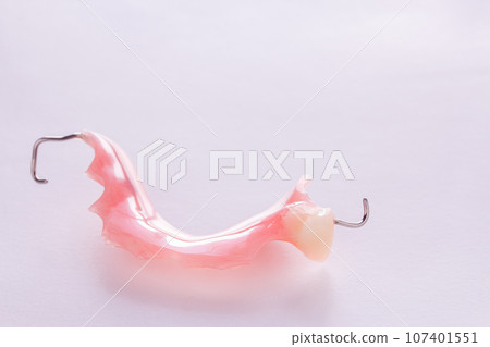 acrylic denture with metal clasps for restoring dentition 107401551