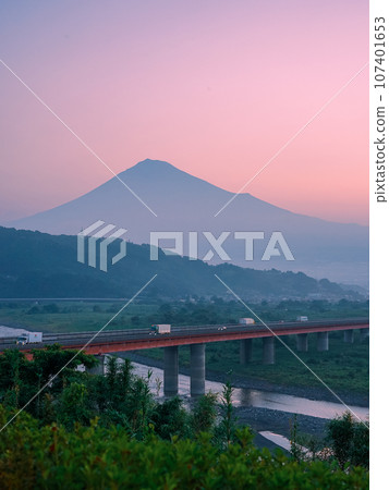 Mt. Fuji bathed in the morning glow (Fuji City, Shizuoka Prefecture) Mt. Fuji bathed in the morning glow (Fuji City, Shizuoka Prefecture) 107401653