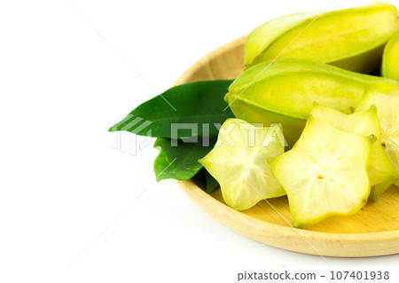 Close up star fruit carambola or star apple ( starfruit ) on wood table background. Star fruit with healthy food. 107401938