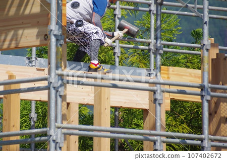 Air conditioned clothes used by carpenters at construction sites Air conditioned clothes used by carpenters at construction sites 107402672