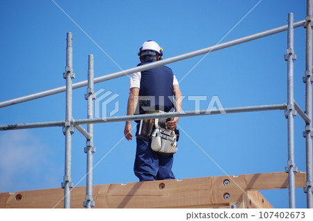 Air conditioned clothes used by carpenters at construction sites Air conditioned clothes used by carpenters at construction sites 107402673