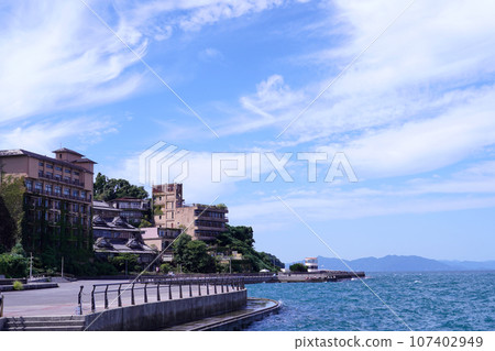 陽光明媚的日子裡的海濱小鎮 107402949