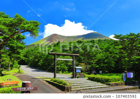 [Miyazaki Prefecture] Takachiho peak (Mt. Kirishima) seen from the Takachiho River 107403591