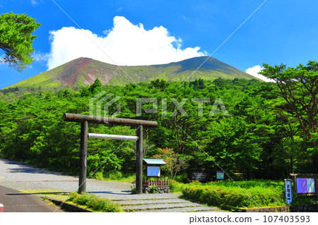 [宮崎縣] 從高千穗川看到的高千穗峰（霧島山） 107403593
