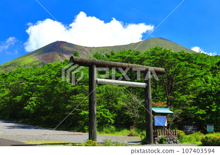 [宮崎縣] 從高千穗川看到的高千穗峰（霧島山） 107403594