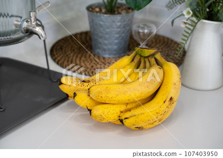香蕉 廚房 水果 熱帶 一串 新鮮 成熟 ripe banana バナナ 台所 香蕉 廚房 水果 熱帶 一串 新鮮 成熟 ripe banana バナナ 台所 107403950