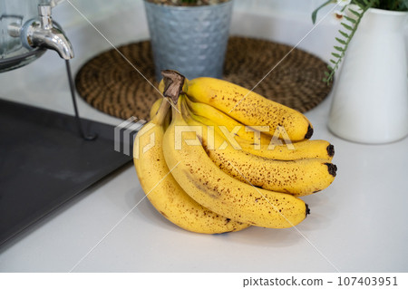 banana kitchen fruit tropical bunch fresh ripe ripe banana バナナ daiso 107403951