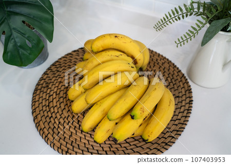 香蕉 廚房 水果 熱帶 一串 新鮮 成熟 ripe banana バナナ 台所 香蕉 廚房 水果 熱帶 一串 新鮮 成熟 ripe banana バナナ 台所 107403953