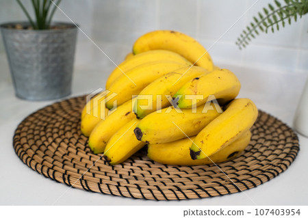 香蕉 廚房 水果 熱帶 一串 新鮮 成熟 ripe banana バナナ 台所 107403954