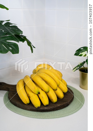 香蕉 廚房 水果 熱帶 一串 新鮮 成熟 ripe banana バナナ 台所 香蕉 廚房 水果 熱帶 一串 新鮮 成熟 ripe banana バナナ 台所 107403957