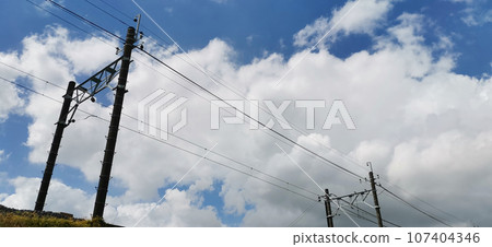 藍天、雲彩和鐵軌上的電線 107404346