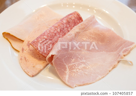 自助早餐火腿、香腸和薩拉米香腸 107405857