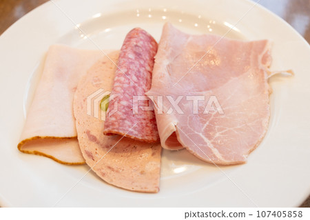 自助早餐火腿、香腸和薩拉米香腸 自助早餐火腿、香腸和薩拉米香腸 107405858