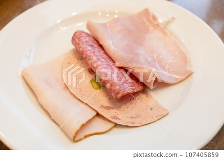 自助早餐火腿、香腸和薩拉米香腸 自助早餐火腿、香腸和薩拉米香腸 107405859