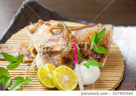 隔夜乾燥的甜鯛魚 107405984