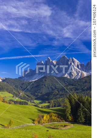 Beautiful landscape of Italian dolomites near Santa Magdalena 107406124