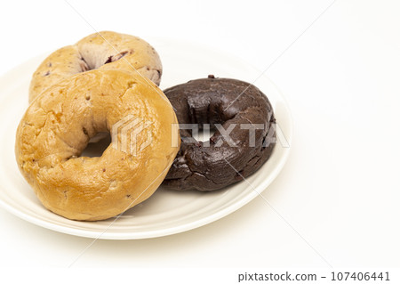 bagels on a plate 107406441