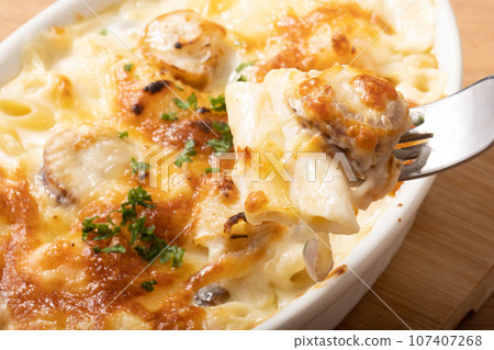 Baby scallop macaroni gratin Baby scallop macaroni gratin 107407268