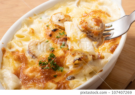 Baby scallop macaroni gratin Baby scallop macaroni gratin 107407269