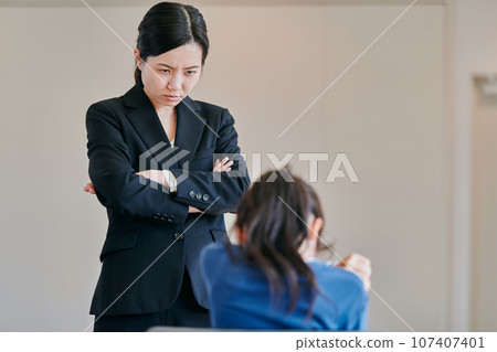 女老師抱著雙臂罵女孩 107407401