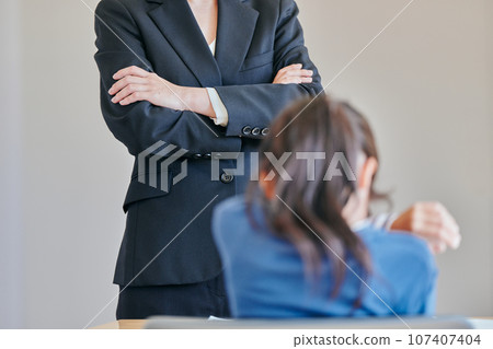 女老師抱著雙臂罵女孩 107407404