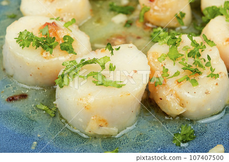 Grilled scallop with butter sauce, closeup. 107407500