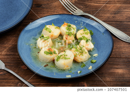 Grilled scallop with butter sauce 107407501