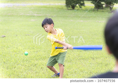 小朋友在公園打棒球 107407556